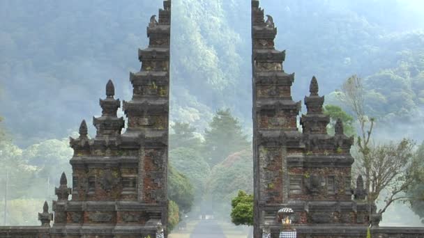 Туман дрейфует по воротам храма — стоковое видео