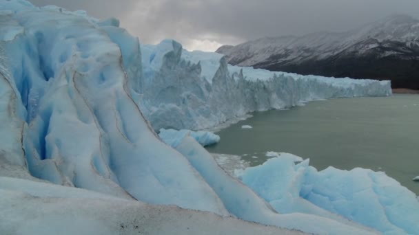 Rand von Gletscher und Meer — Stockvideo