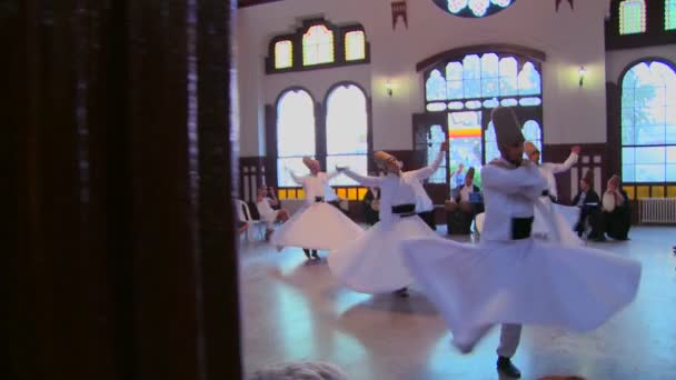Derwische führen mystischen Tanz auf — Stockvideo