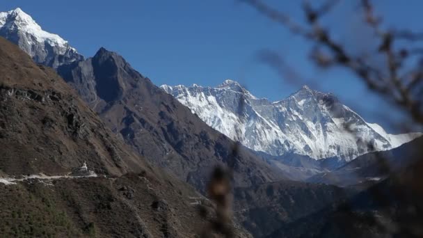 Belleza vista para montañas nevadas — Vídeo de stock