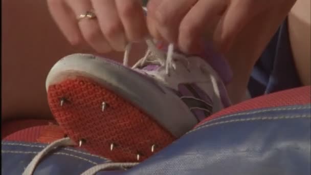 Um jumper amarra seus sapatos — Vídeo de Stock