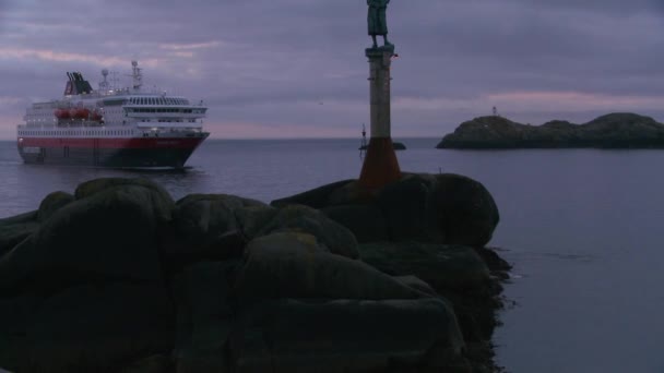 Barco navega a través de los fiordos de Noruega — Vídeo de stock