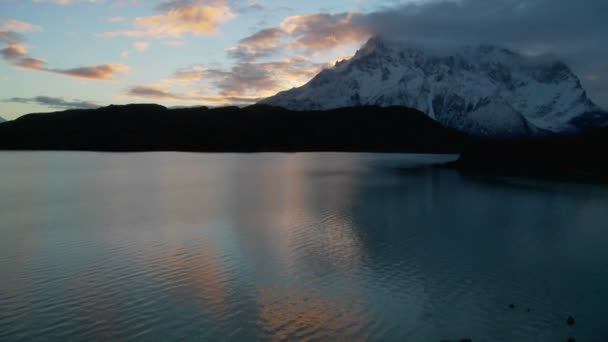 Красиве озеро в Патагонії — стокове відео