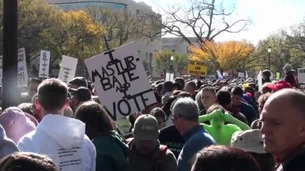 Πλήθη κατά τη διάρκεια μια πολιτική διαμαρτυρία — Αρχείο Βίντεο