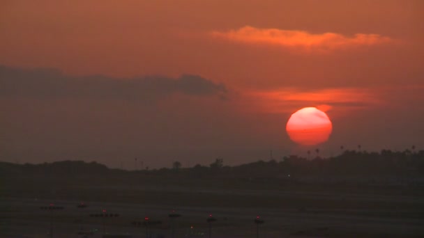 Sonnenuntergang hinter den Hügeln — Stockvideo