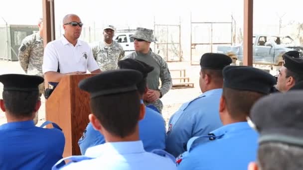 Policía de Irak se gradúa de la academia — Vídeos de Stock