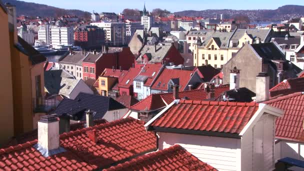 Krzywe dachy z Bergen — Wideo stockowe