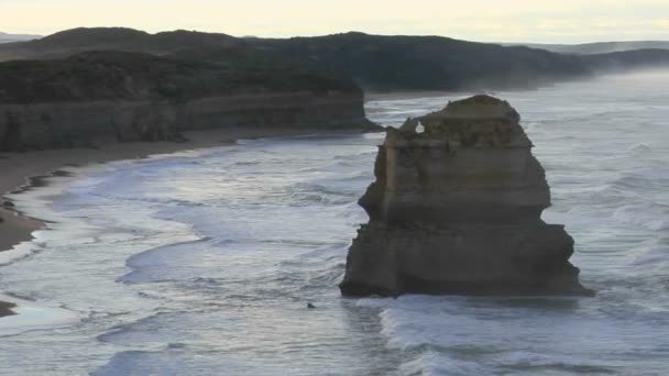 Formaciones rocosas destacan en la costa australiana — Vídeos de Stock