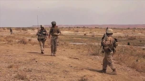 Tentara yang berpatroli di desa-desa Afghanistan — Stok Video