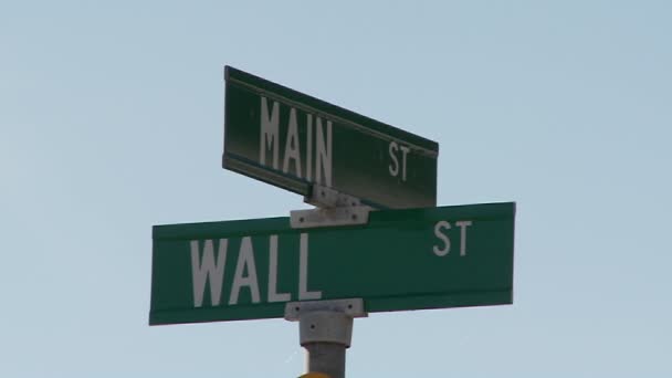 Signo indica la intersección de las calles — Vídeo de stock