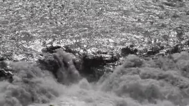 Zřítí vody přes kameny — Stock video