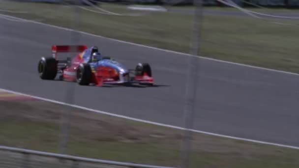 Carros de corrida velocidade em torno de um afiado — Vídeo de Stock