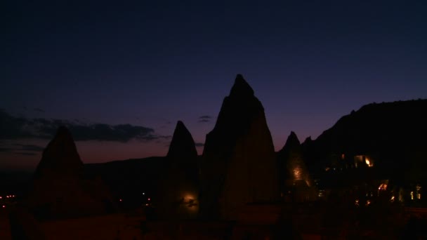 Agujas siluetas al atardecer en Capadocia — Vídeo de stock