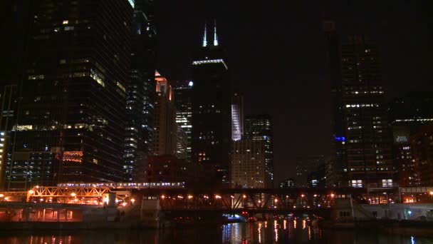 Train crosses a bridge in  Chicago — Stock Video