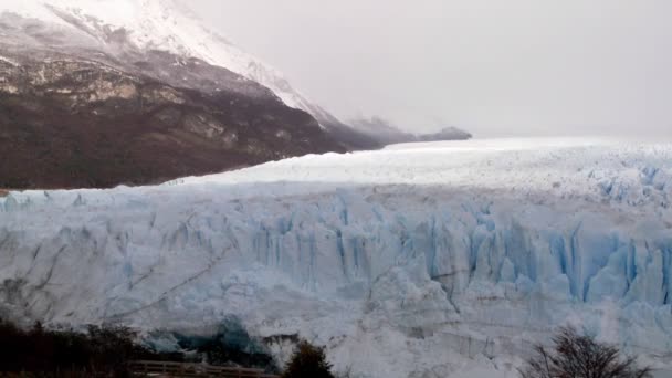 Тучи движутся над ледником — стоковое видео