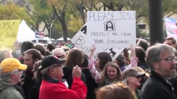 Les gens portent des signes drôles — Video