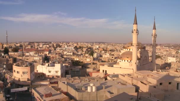 Moskee torent boven de stad van Madaba — Stockvideo
