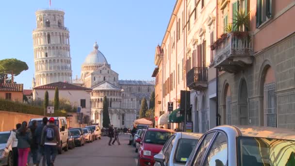 Een straat in Pisa met scheve toren — Stockvideo