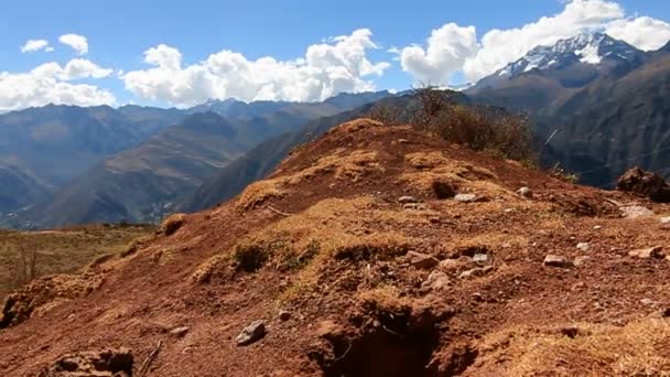 Bicicleta pasando por camino rocoso — Vídeos de Stock