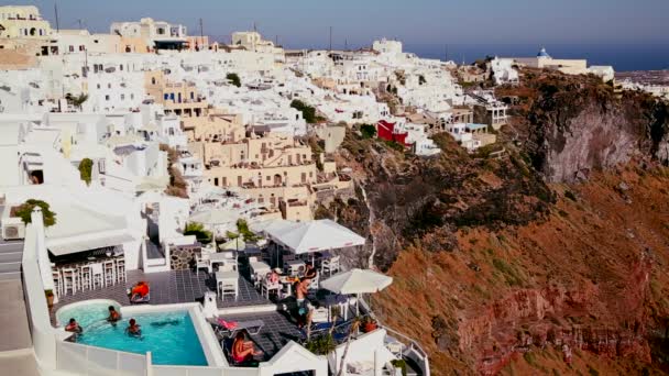 Casas alinham as encostas de Santorini — Vídeo de Stock