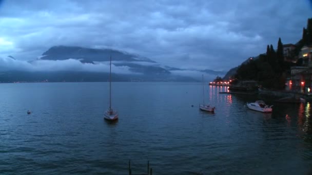 Pueblo italiano a orillas del Lago de Como — Vídeo de stock