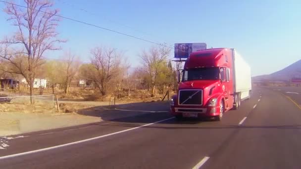 LKW fährt durch die Wüste — Stockvideo