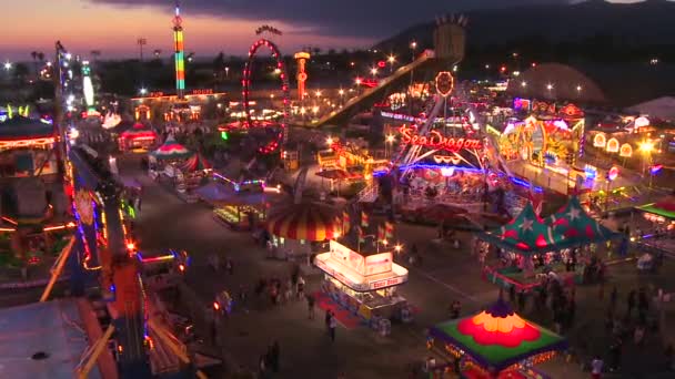 Terecht verlicht amusement park met attracties — Stockvideo
