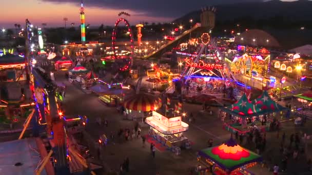 Parque de atracciones bien iluminado con atracciones — Vídeos de Stock