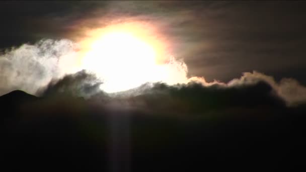 Wolken ziehen über die Berge — Stockvideo