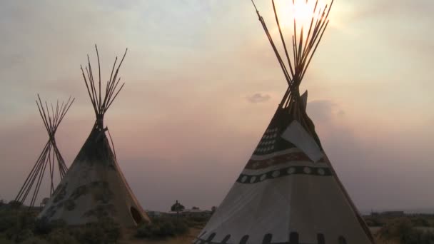 インディアンのティーピー野営地に立つ — ストック動画