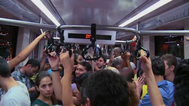 U-Bahn mit Fahrgästen an Haltegriffen — Stockvideo