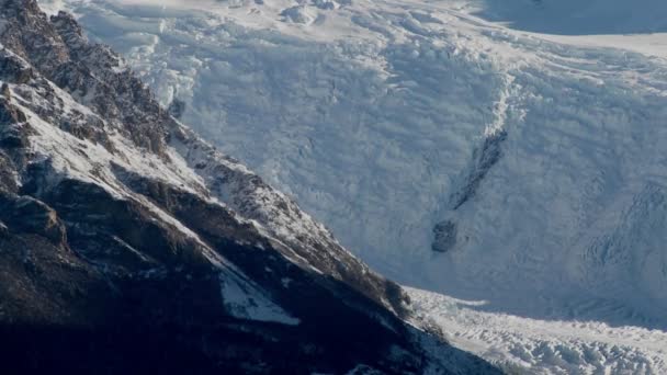 Les glaciers creusent une vallée profonde — Video