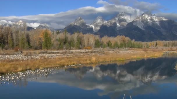 Mountains reflected in lake — Stock Video