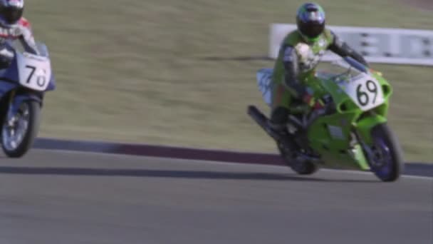 Motorfietsen race rond een track — Stockvideo
