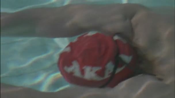 Zwemmer concurreert in vlinder stijl — Stockvideo