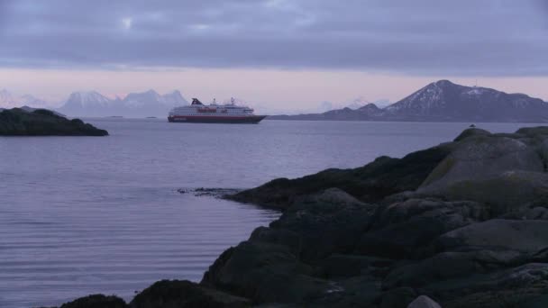 Barco navega a través de los fiordos de Noruega — Vídeos de Stock