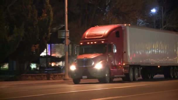 Camion guida attraverso la notte — Video Stock