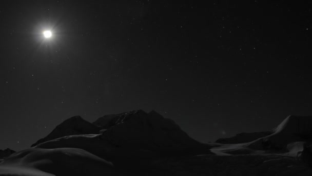 Moon inställningen bakom berg — Stockvideo