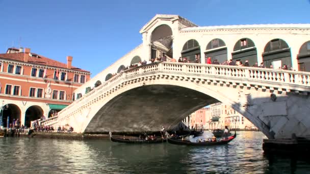 Góndolas bajo el puente de Rialto — Vídeo de stock