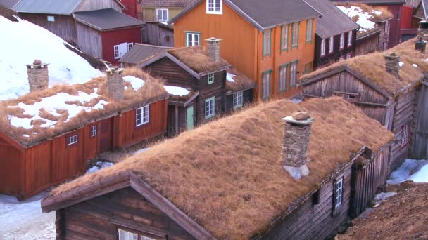Budovy lemují ulice města Røros — Stock video