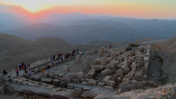 Archäologische Ruinen auf dem Gipfel des Mt. nemrut — Stockvideo