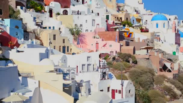 Красочные дома на склонах холмов Санторини — стоковое видео