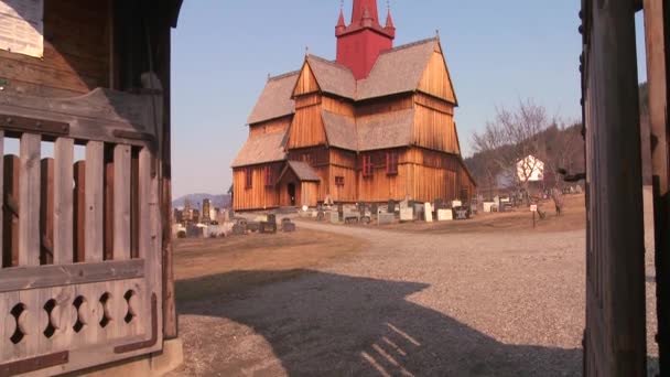 Staafkerk van oude houten — Stockvideo