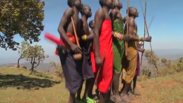 Massai-Krieger führen einen rituellen Tanz auf — Stockvideo