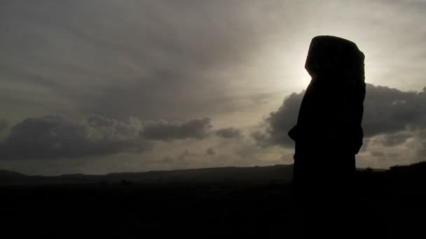 移动在复活节岛雕像后面的云 — 图库视频影像