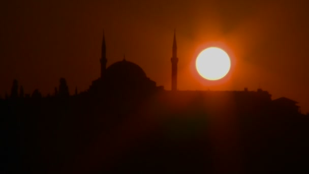 Zonsondergang achter een moskee in Istanbul — Stockvideo