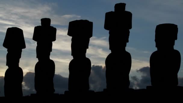 Nuages se déplacent derrière les statues de l'île de Pâques — Video