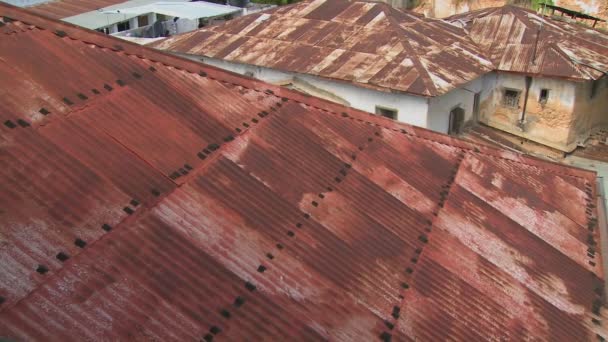 Paslı kırmızı taş şehir rooftops — Stok video