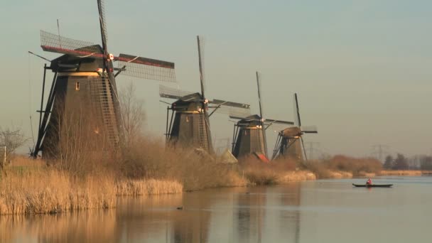 Molinos de viento a lo largo de un canal — Vídeos de Stock