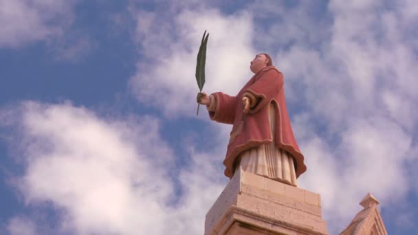 Nuages dérivent sur l'église — Video